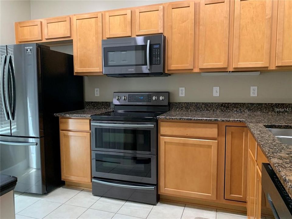 В аренду: $2,200 (2 спален, 2 ванн, 1324 Квадратных фут)