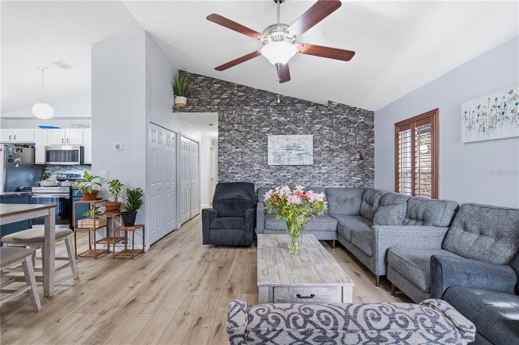 En Venta: $369,990 (3 camas, 2 baños, 1158 Pies cuadrados)