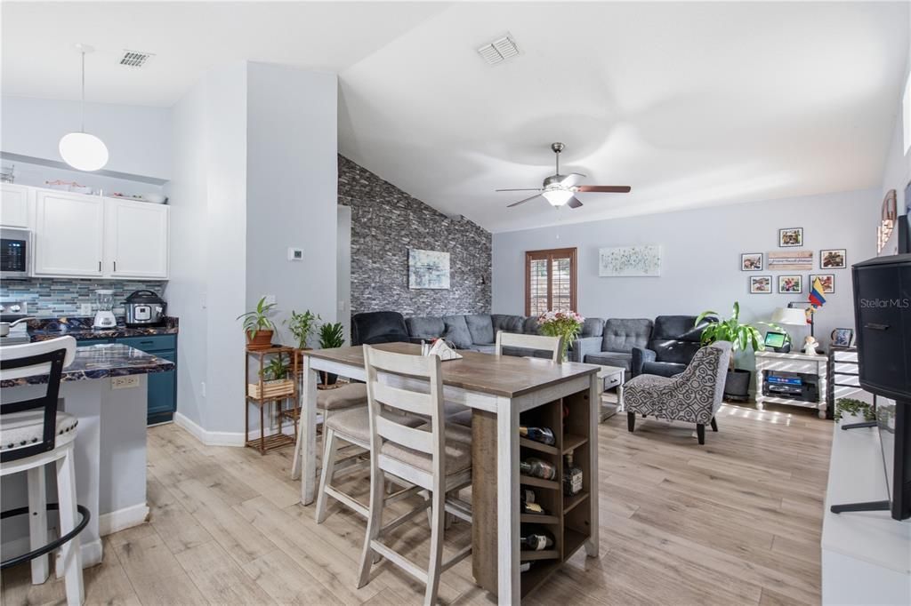 En Venta: $369,990 (3 camas, 2 baños, 1158 Pies cuadrados)