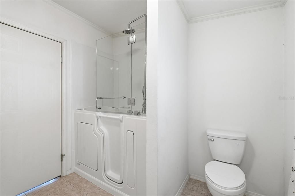 Active With Contract: $159,000 (2 beds, 2 baths, 1210 Square Feet)