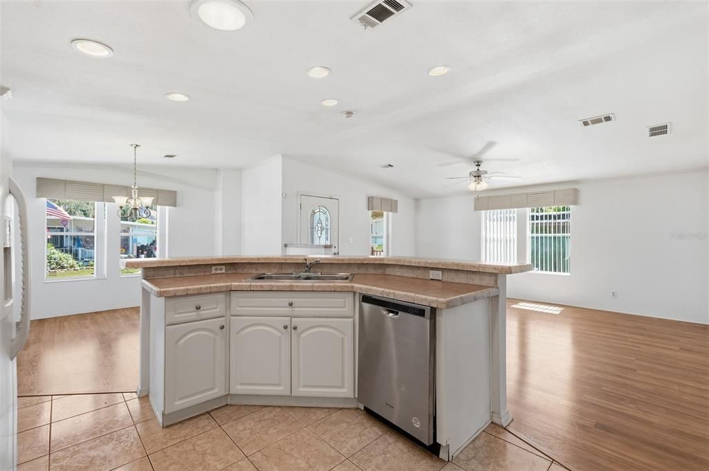 Active With Contract: $159,000 (2 beds, 2 baths, 1210 Square Feet)