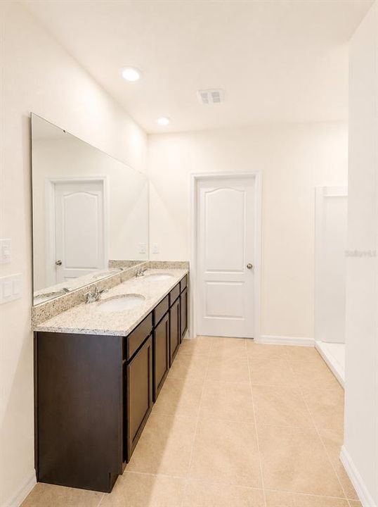 For Rent: $2,700 (5 beds, 3 baths, 2616 Square Feet)