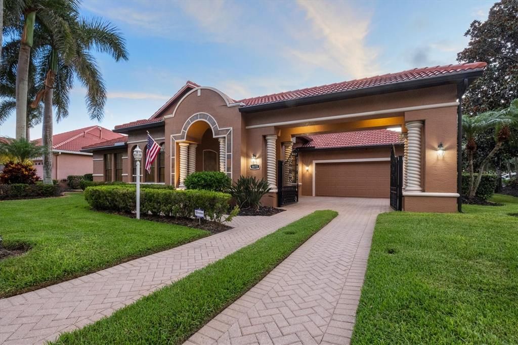 For Sale: $950,000 (4 beds, 3 baths, 2915 Square Feet)