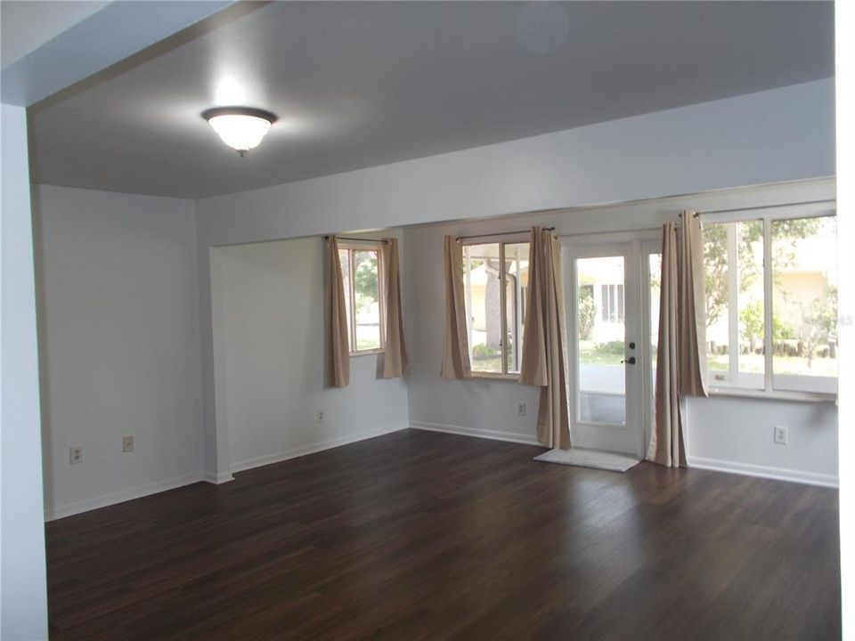 For Sale: $189,900 (2 beds, 2 baths, 1270 Square Feet)
