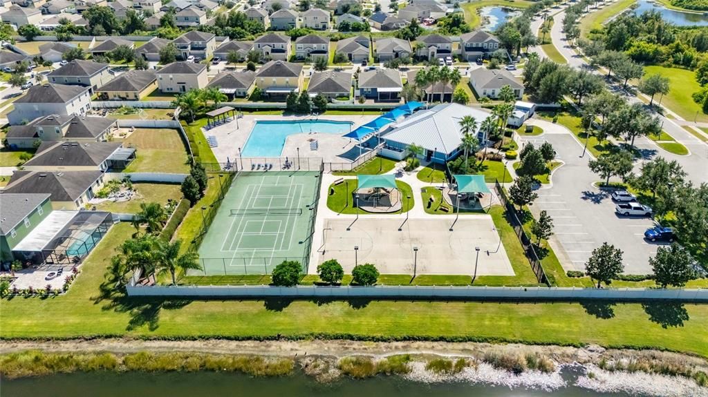 En Venta: $335,000 (4 camas, 2 baños, 2050 Pies cuadrados)