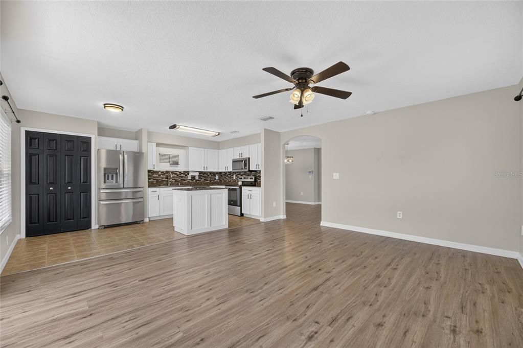 En Venta: $335,000 (4 camas, 2 baños, 2050 Pies cuadrados)