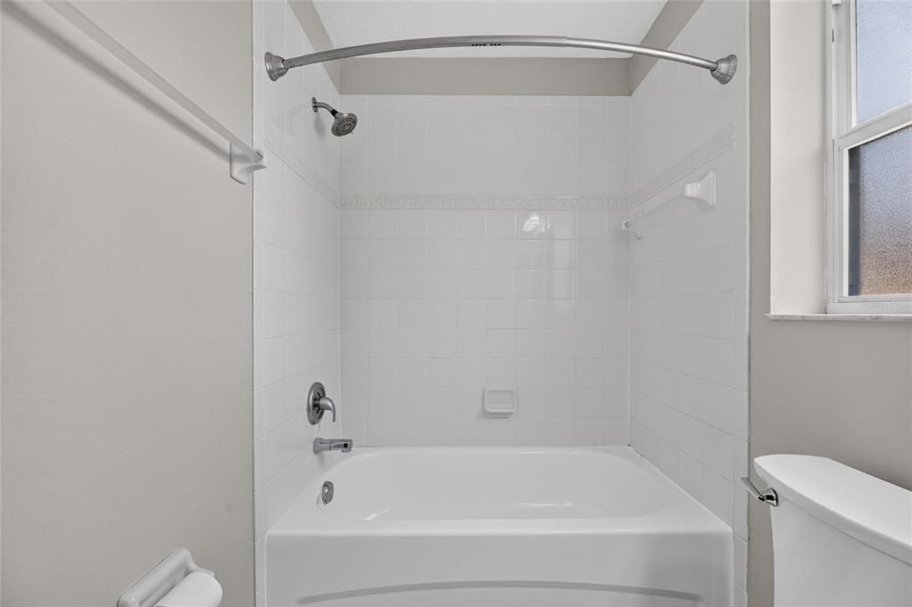 En Venta: $335,000 (4 camas, 2 baños, 2050 Pies cuadrados)