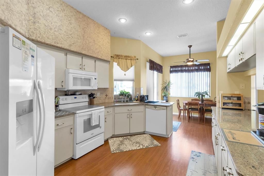 En Venta: $399,900 (4 camas, 3 baños, 2447 Pies cuadrados)