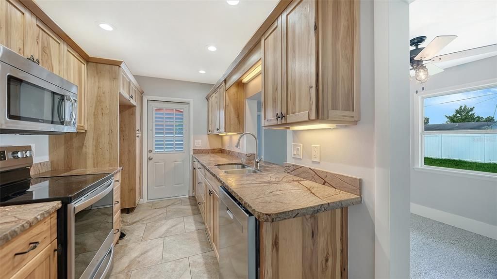 For Sale: $275,000 (2 beds, 2 baths, 1260 Square Feet)