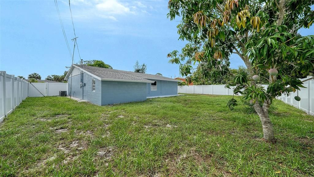 For Sale: $275,000 (2 beds, 2 baths, 1260 Square Feet)