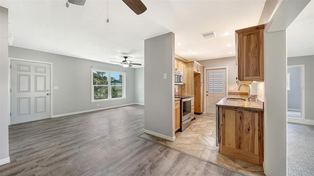 For Sale: $275,000 (2 beds, 2 baths, 1260 Square Feet)