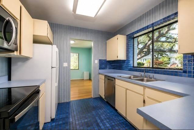 For Sale: $399,000 (4 beds, 3 baths, 2285 Square Feet)
