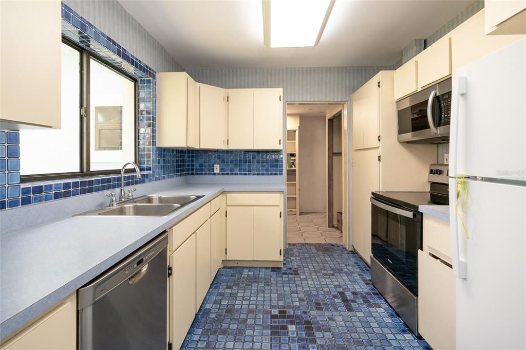For Sale: $399,000 (4 beds, 3 baths, 2285 Square Feet)