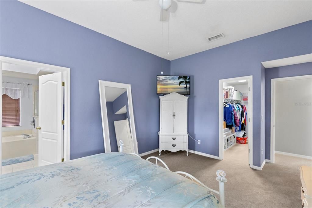 For Sale: $349,900 (4 beds, 2 baths, 1990 Square Feet)