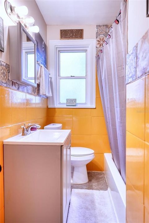 На продажу: $330,000 (2 спален, 1 ванн, 794 Квадратных фут)