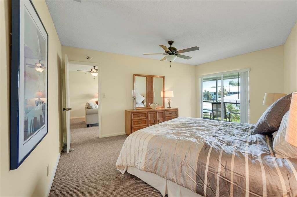 For Sale: $339,000 (2 beds, 2 baths, 1088 Square Feet)