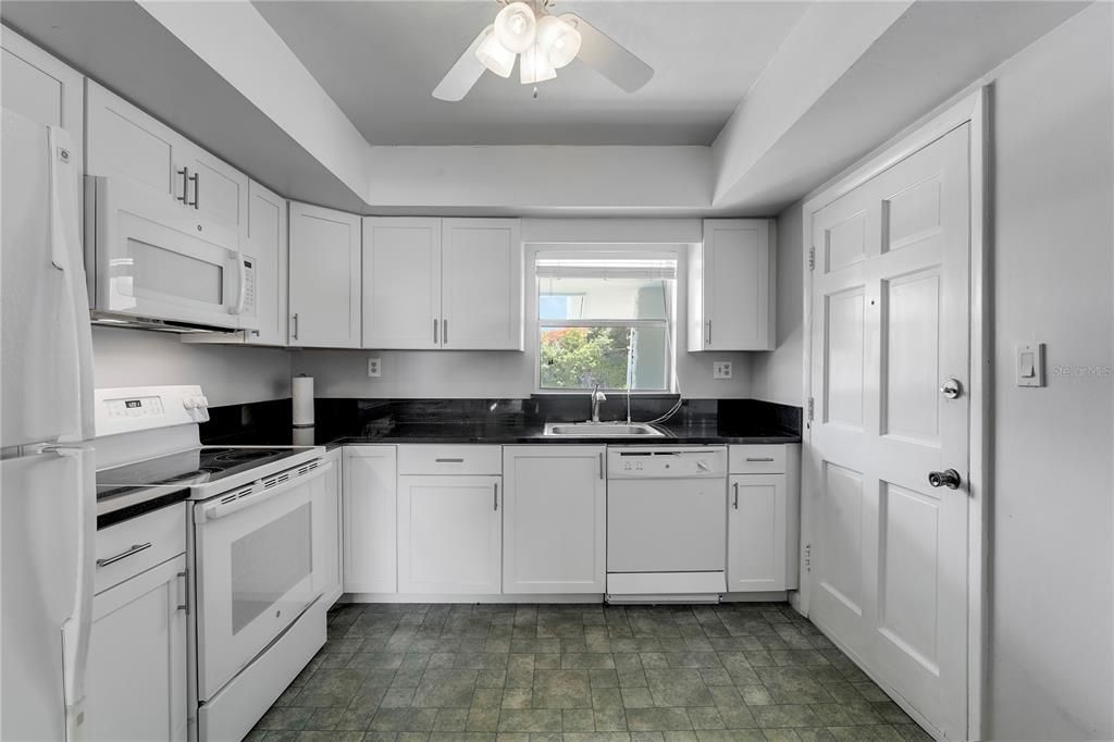 For Sale: $339,000 (2 beds, 2 baths, 1088 Square Feet)