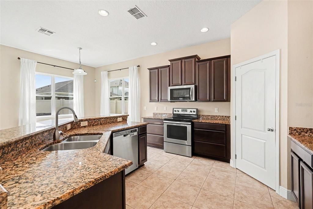 For Sale: $425,000 (4 beds, 3 baths, 2410 Square Feet)