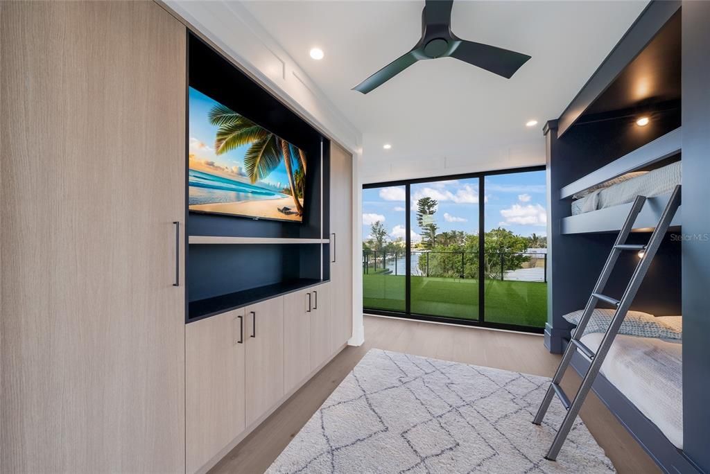 For Sale: $8,995,000 (5 beds, 5 baths, 3700 Square Feet)