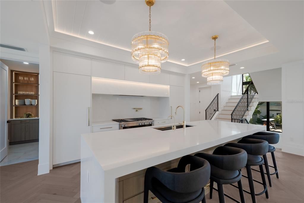 For Sale: $8,995,000 (5 beds, 5 baths, 3700 Square Feet)