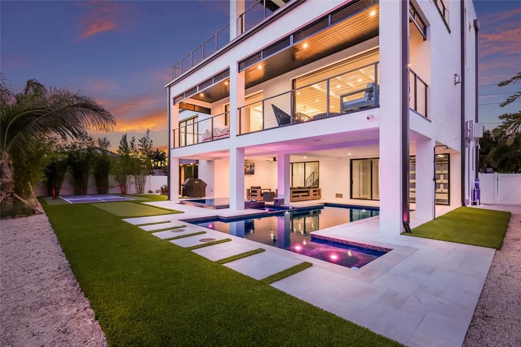 For Sale: $8,995,000 (5 beds, 5 baths, 3700 Square Feet)