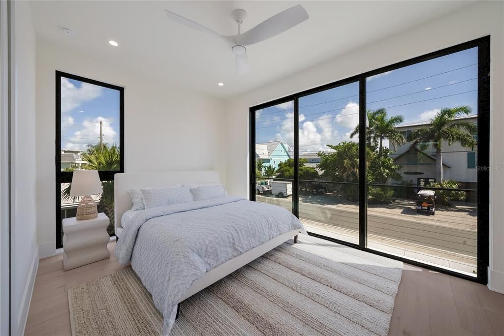 For Sale: $8,995,000 (5 beds, 5 baths, 3700 Square Feet)