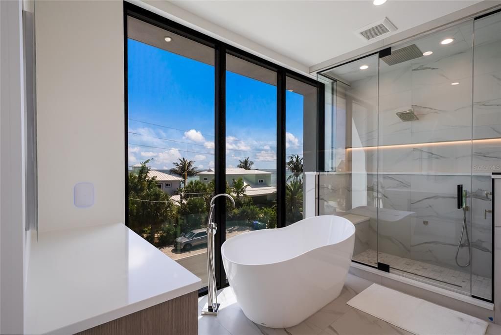For Sale: $8,995,000 (5 beds, 5 baths, 3700 Square Feet)