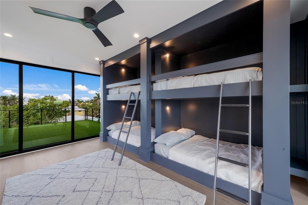 For Sale: $8,995,000 (5 beds, 5 baths, 3700 Square Feet)