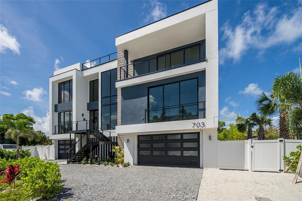 For Sale: $8,995,000 (5 beds, 5 baths, 3700 Square Feet)
