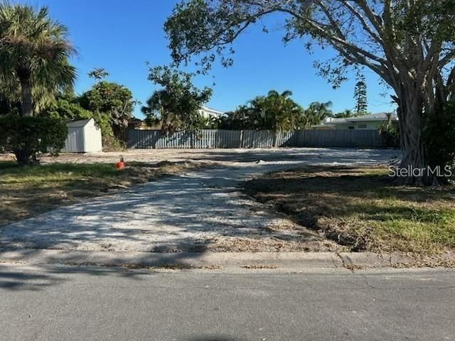 На продажу: $465,000 (0.22 acres)