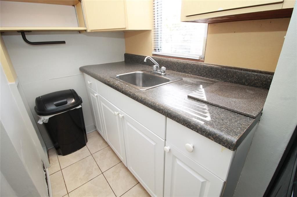 For Rent: $850 (1 beds, 1 baths, 230 Square Feet)