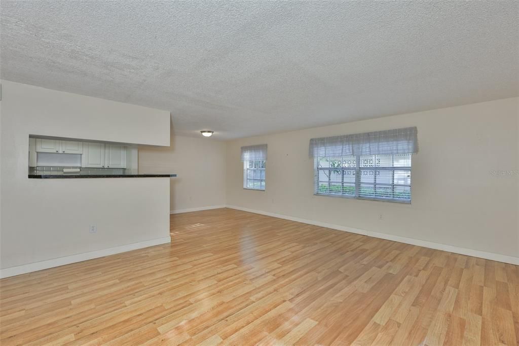 For Sale: $199,900 (2 beds, 1 baths, 1000 Square Feet)
