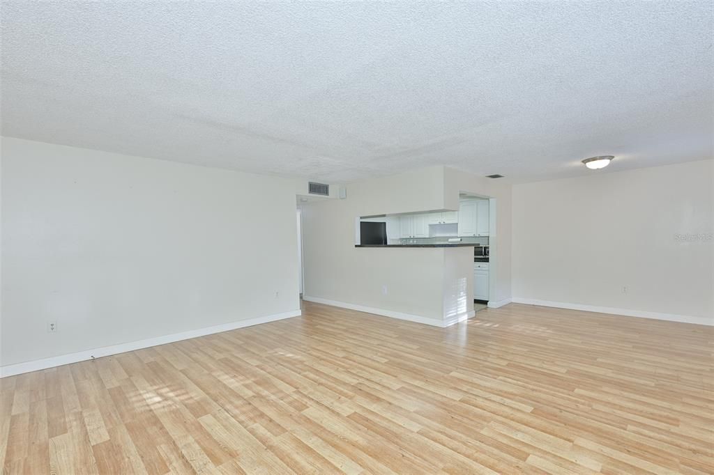 For Sale: $199,900 (2 beds, 1 baths, 1000 Square Feet)