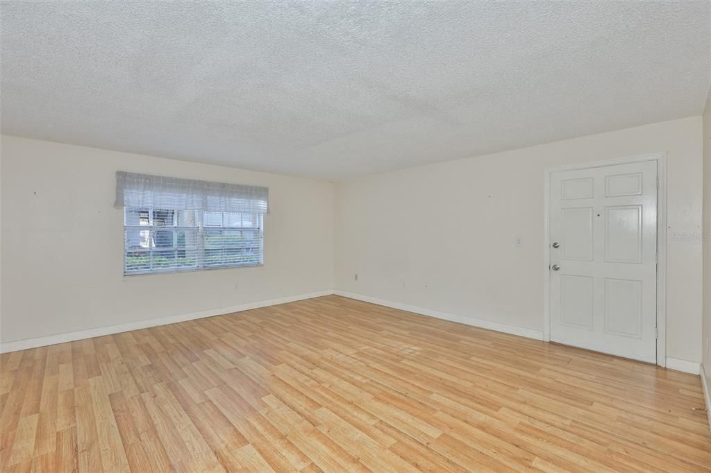 For Sale: $199,900 (2 beds, 1 baths, 1000 Square Feet)