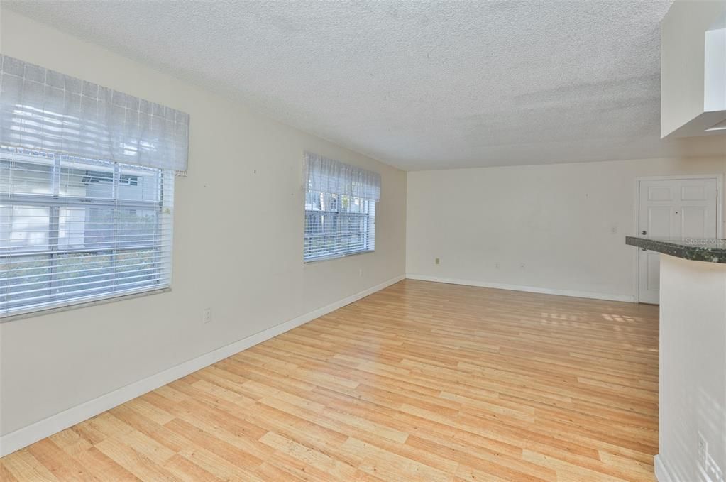 For Sale: $199,900 (2 beds, 1 baths, 1000 Square Feet)