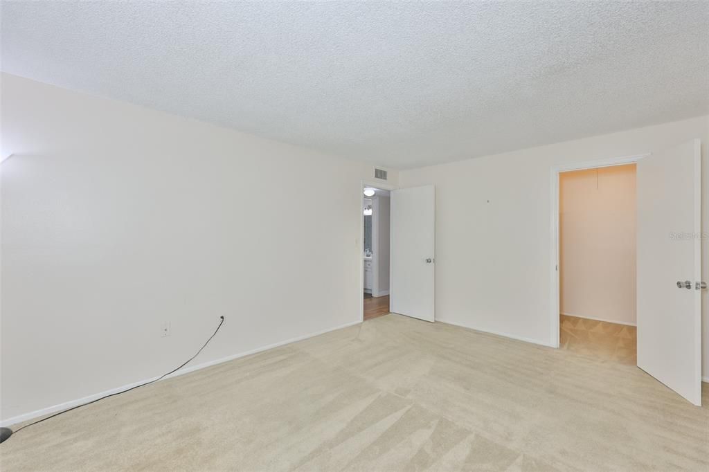 For Sale: $199,900 (2 beds, 1 baths, 1000 Square Feet)