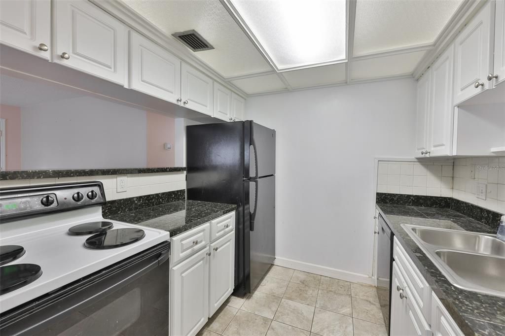 For Sale: $199,900 (2 beds, 1 baths, 1000 Square Feet)