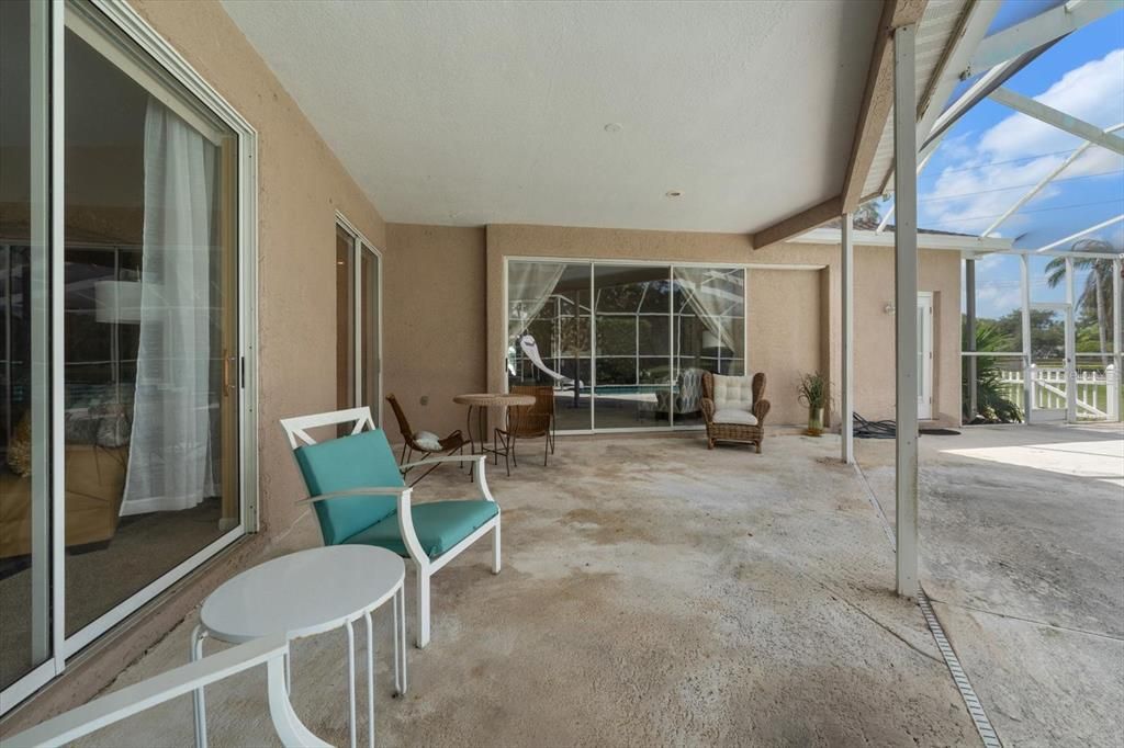 Activo con contrato: $549,000 (4 camas, 3 baños, 2431 Pies cuadrados)