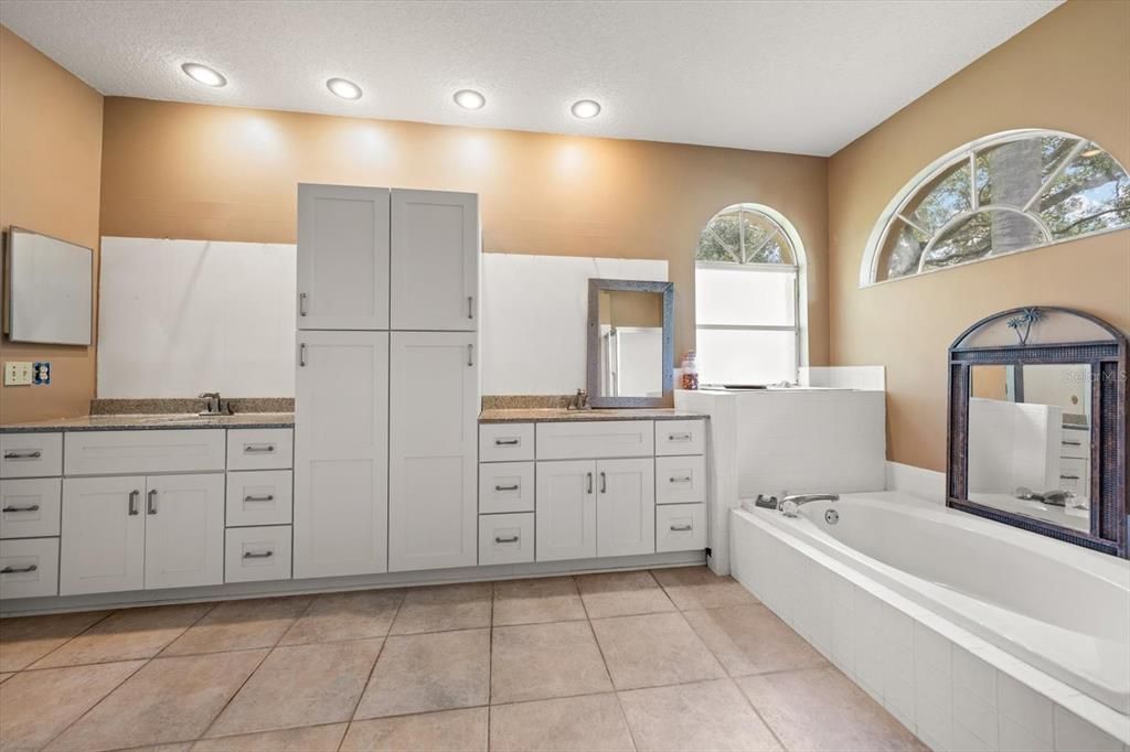 Activo con contrato: $549,000 (4 camas, 3 baños, 2431 Pies cuadrados)