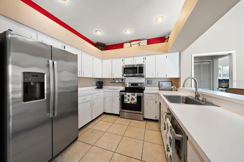 Activo con contrato: $549,000 (4 camas, 3 baños, 2431 Pies cuadrados)