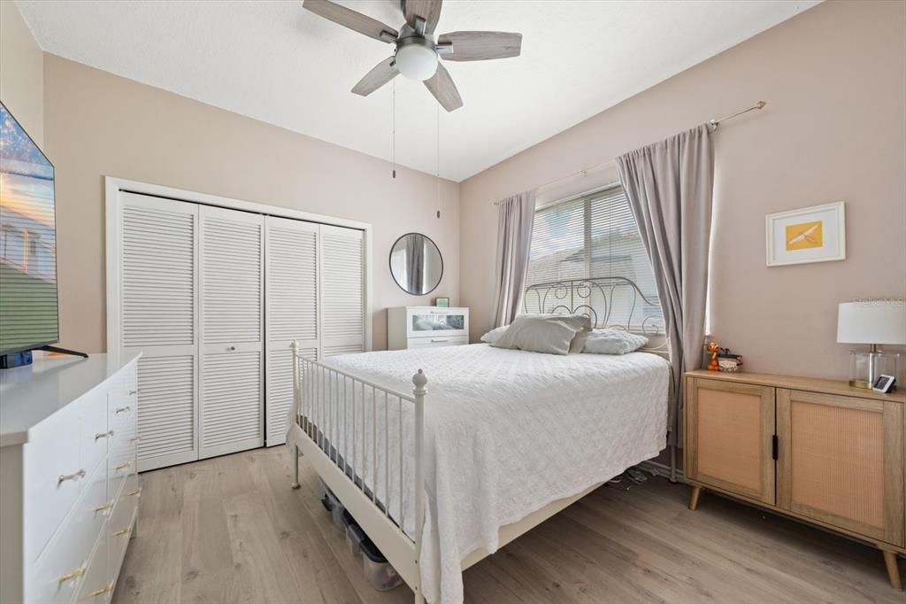 Activo con contrato: $549,000 (4 camas, 3 baños, 2431 Pies cuadrados)