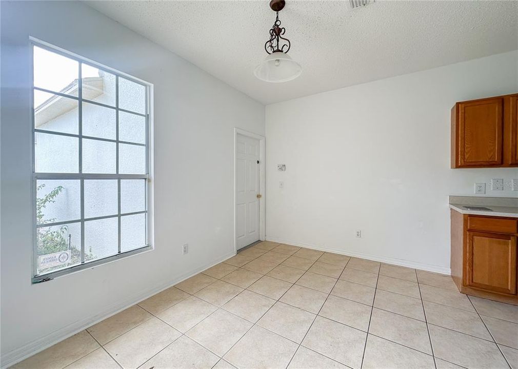 For Sale: $320,000 (5 beds, 3 baths, 1825 Square Feet)