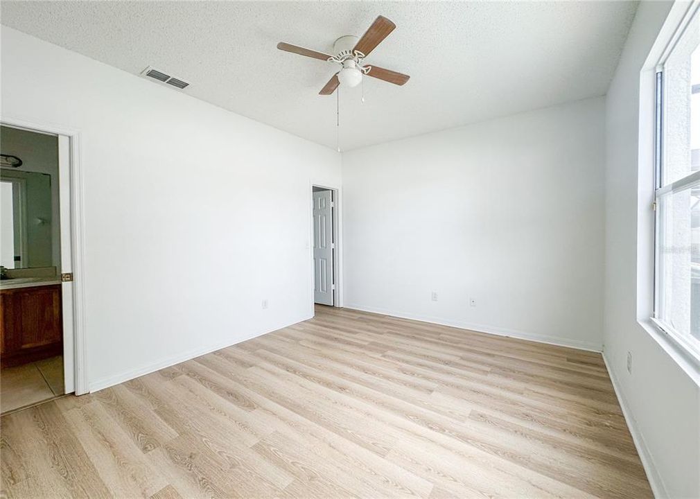 For Sale: $320,000 (5 beds, 3 baths, 1825 Square Feet)