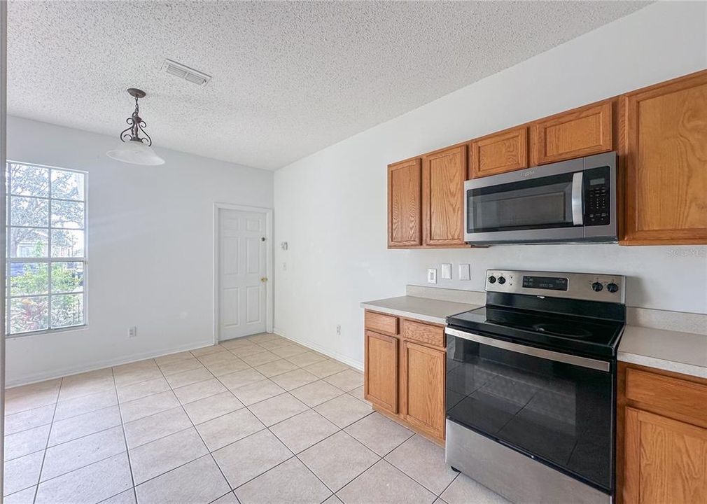 For Sale: $320,000 (5 beds, 3 baths, 1825 Square Feet)