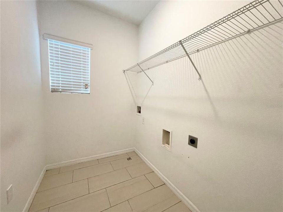 For Rent: $2,800 (4 beds, 2 baths, 1868 Square Feet)