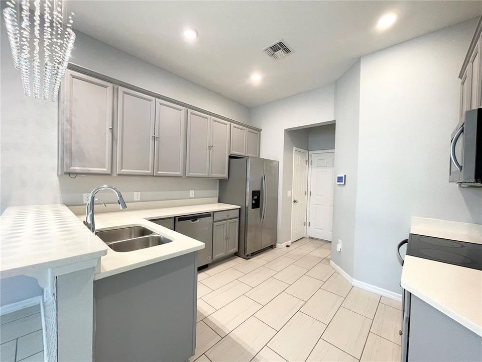 For Rent: $2,800 (4 beds, 2 baths, 1868 Square Feet)