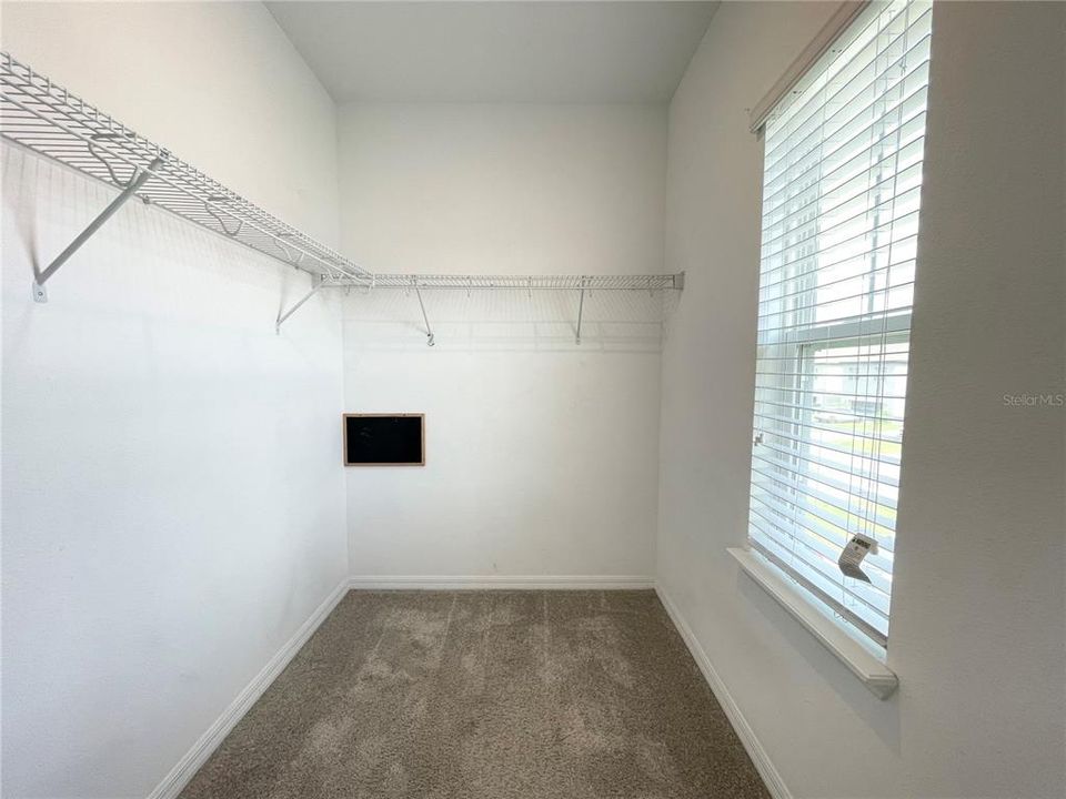 For Rent: $2,800 (4 beds, 2 baths, 1868 Square Feet)