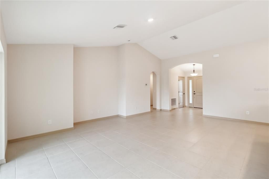 For Rent: $2,995 (4 beds, 2 baths, 1956 Square Feet)