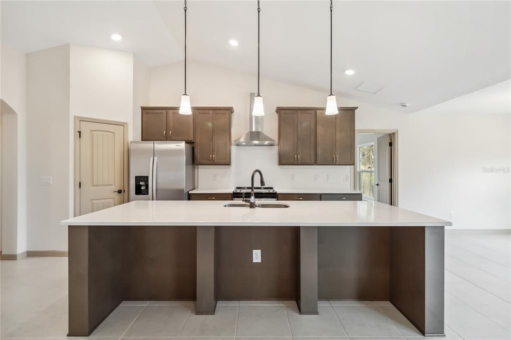 For Rent: $2,995 (4 beds, 2 baths, 1956 Square Feet)