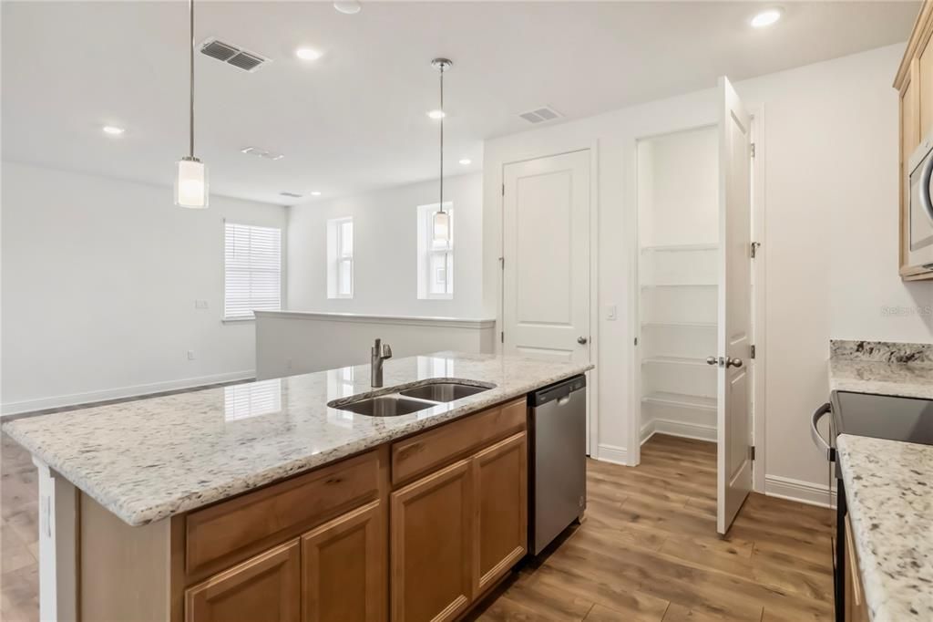 For Rent: $1,695 (1 beds, 1 baths, 763 Square Feet)